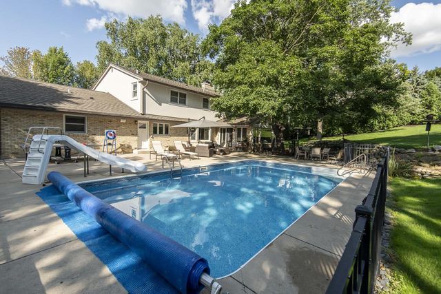 1405 Victoria CIRCLE N, Elm Grove, WI 53122