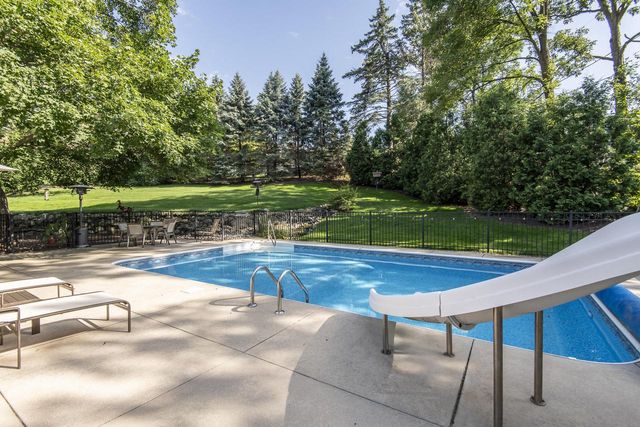 1405 Victoria CIRCLE N, Elm Grove, WI 53122