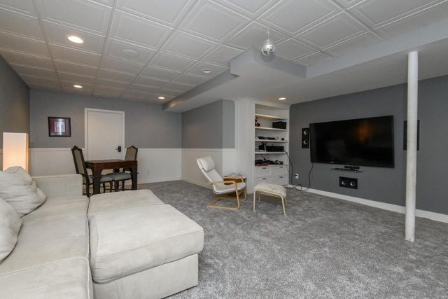 1405 Victoria CIRCLE N, Elm Grove, WI 53122