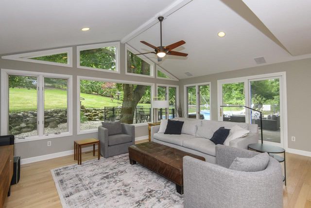 1405 Victoria CIRCLE N, Elm Grove, WI 53122