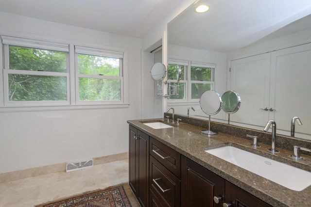 1405 Victoria CIRCLE N, Elm Grove, WI 53122