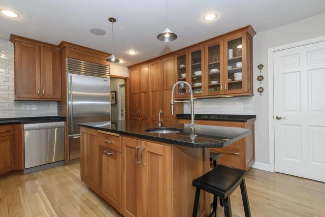 1405 Victoria CIRCLE N, Elm Grove, WI 53122