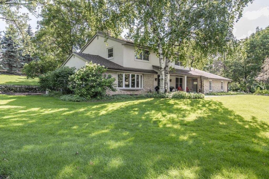 1405 Victoria CIRCLE N, Elm Grove, WI 53122