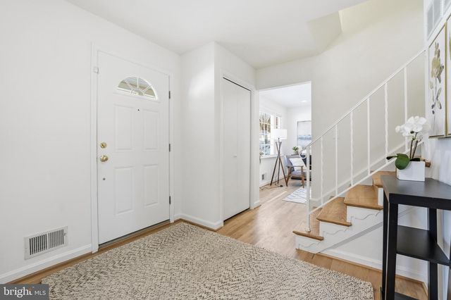 6802 SYDENSTRICKER RD, Springfield, VA 22152