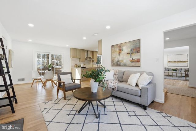 6802 SYDENSTRICKER RD, Springfield, VA 22152