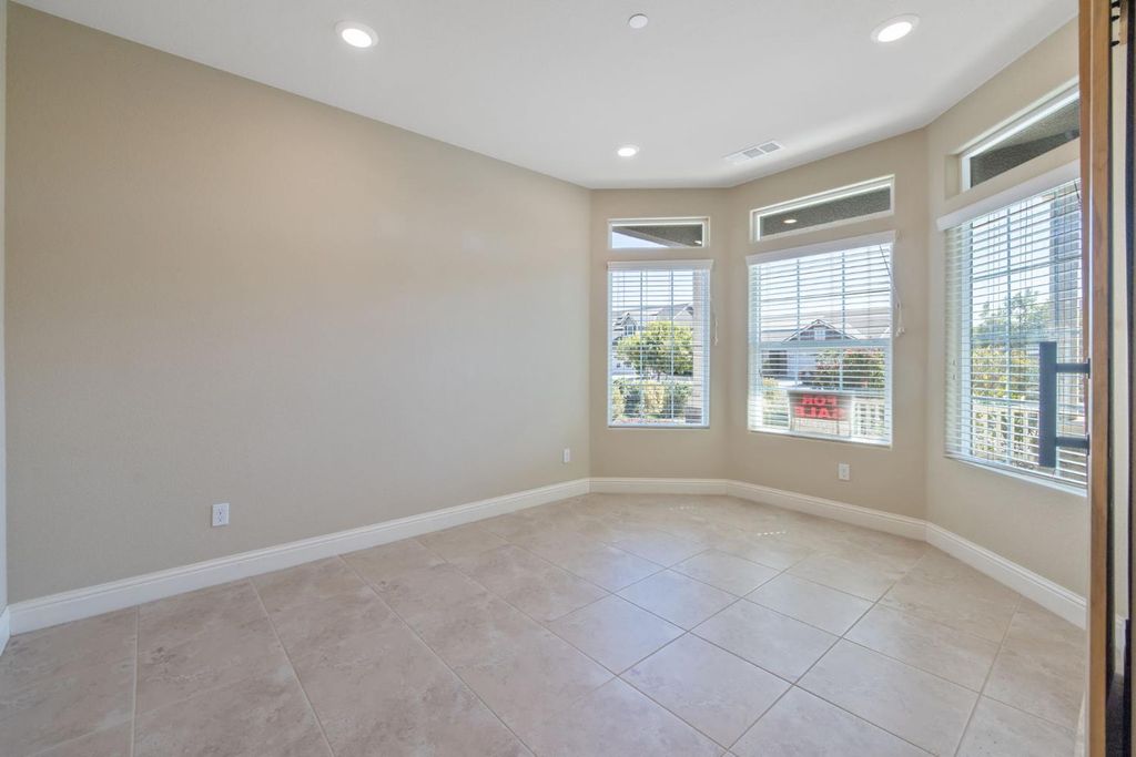 Image 10 of property listing at 2521 N Fontana Street, Visalia, CA 93291