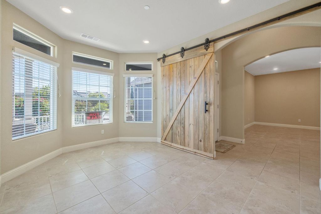 Image 11 of property listing at 2521 N Fontana Street, Visalia, CA 93291