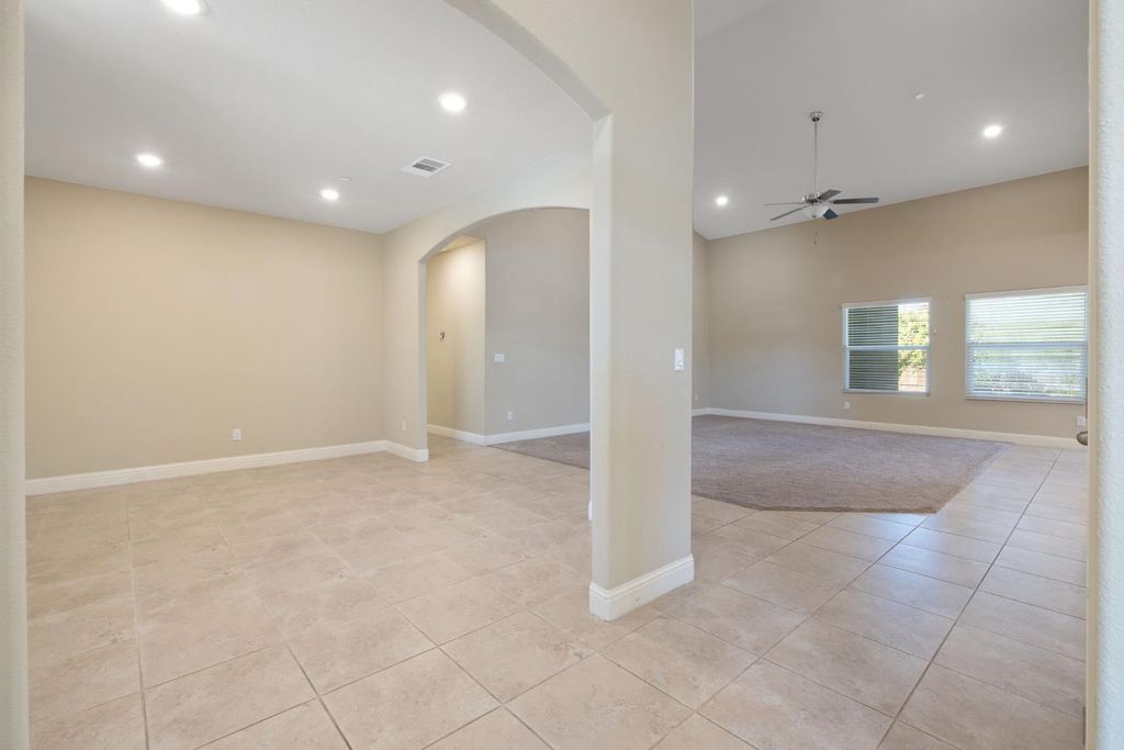 Image 12 of property listing at 2521 N Fontana Street, Visalia, CA 93291