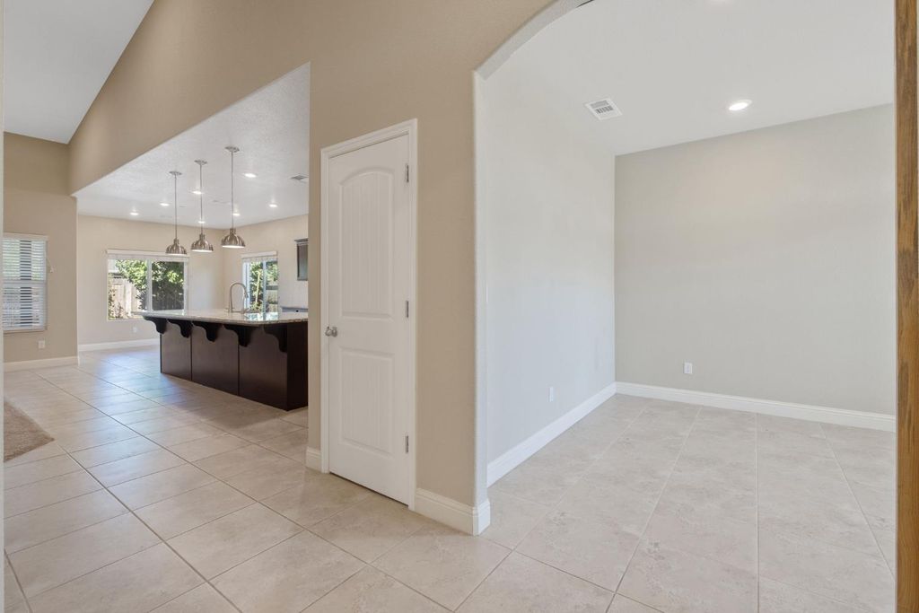Image 13 of property listing at 2521 N Fontana Street, Visalia, CA 93291