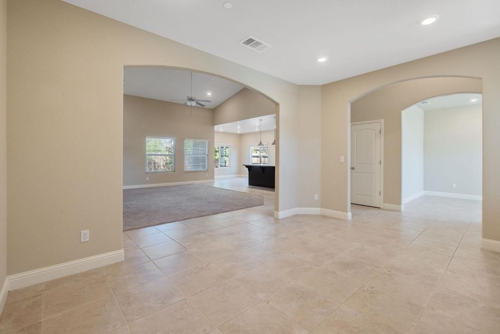 Image 16 of property listing at 2521 N Fontana Street, Visalia, CA 93291