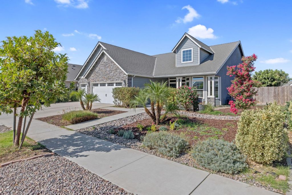 Image 2 of property listing at 2521 N Fontana Street, Visalia, CA 93291