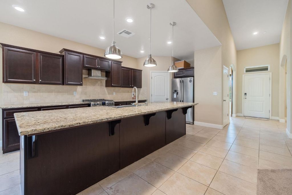 Image 25 of property listing at 2521 N Fontana Street, Visalia, CA 93291