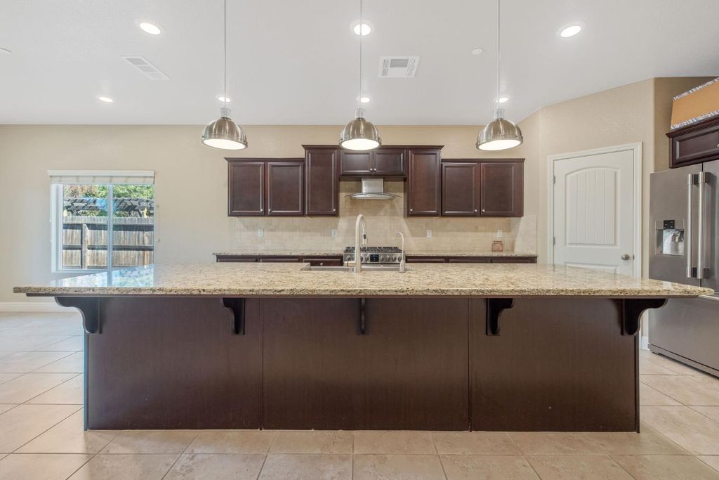 Image 26 of property listing at 2521 N Fontana Street, Visalia, CA 93291