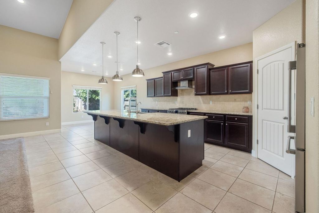 Image 27 of property listing at 2521 N Fontana Street, Visalia, CA 93291