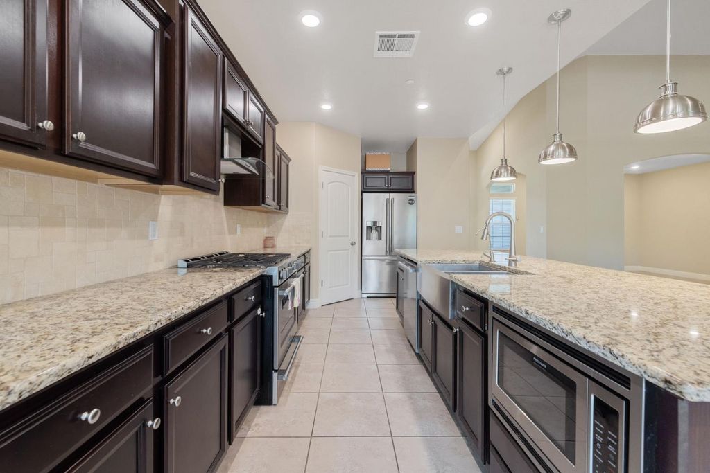 Image 28 of property listing at 2521 N Fontana Street, Visalia, CA 93291