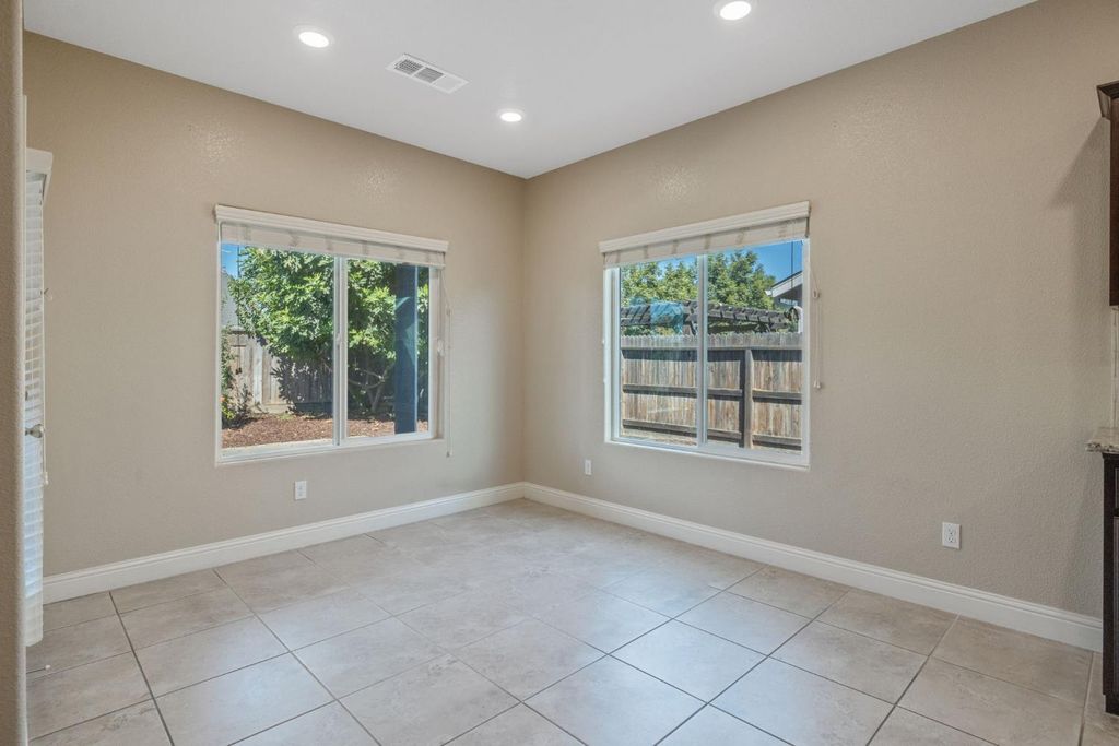 Image 29 of property listing at 2521 N Fontana Street, Visalia, CA 93291