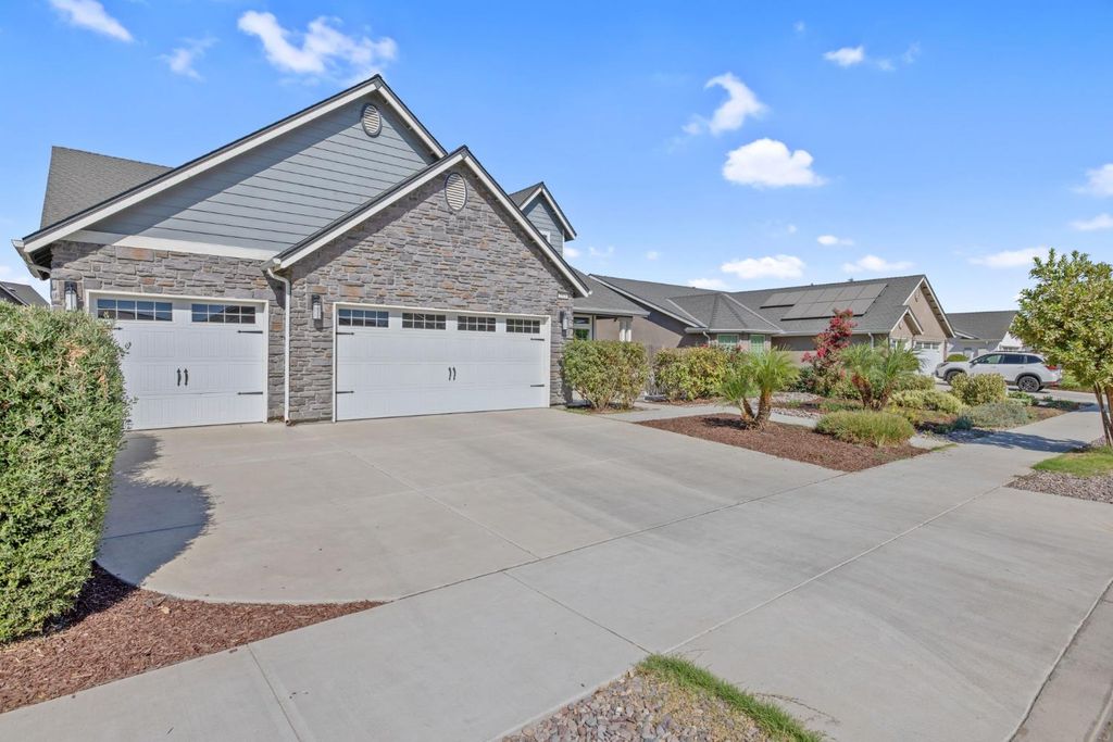 Image 3 of property listing at 2521 N Fontana Street, Visalia, CA 93291