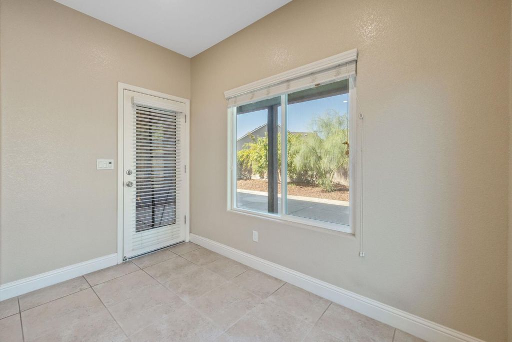 Image 30 of property listing at 2521 N Fontana Street, Visalia, CA 93291