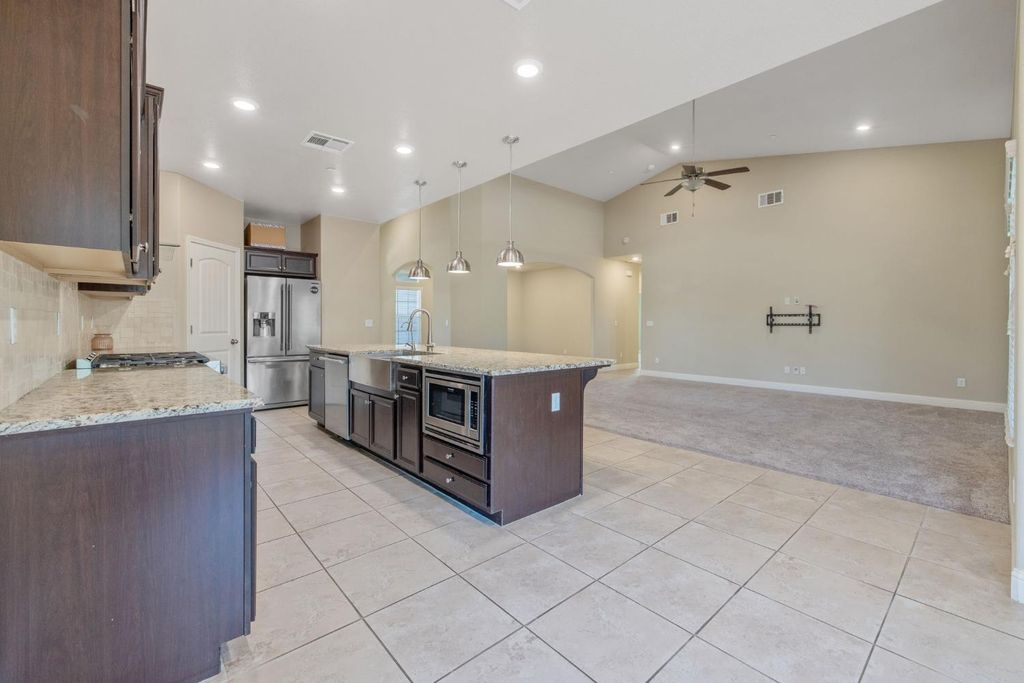 Image 31 of property listing at 2521 N Fontana Street, Visalia, CA 93291