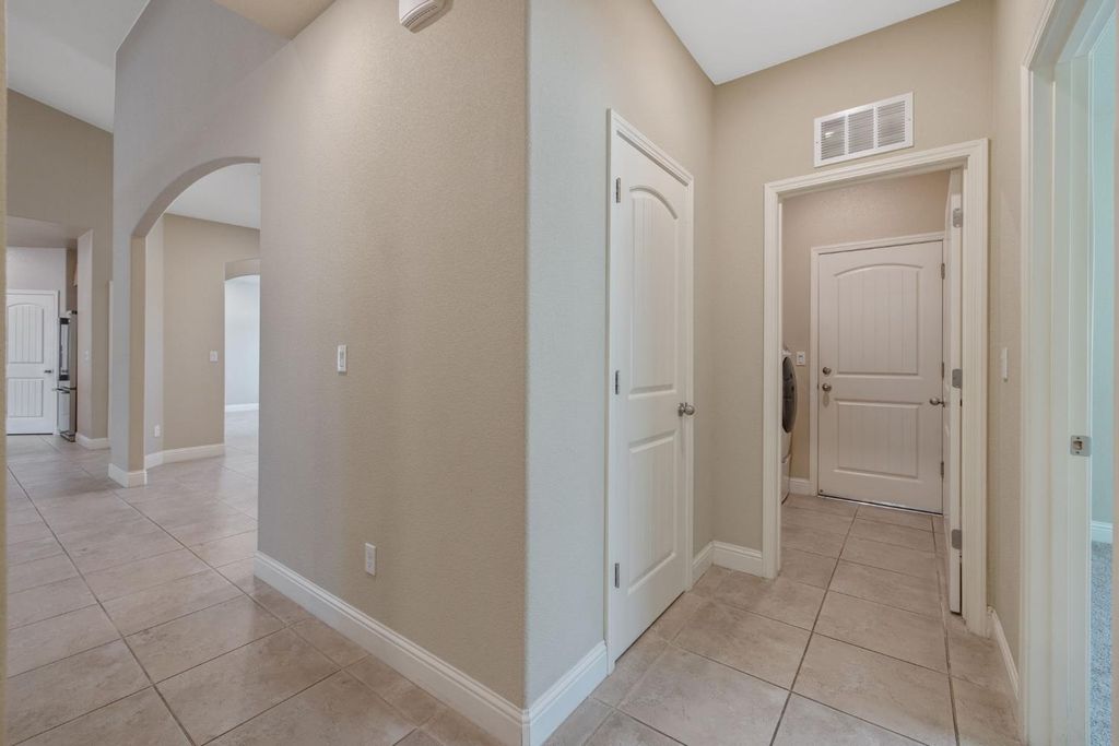 Image 33 of property listing at 2521 N Fontana Street, Visalia, CA 93291