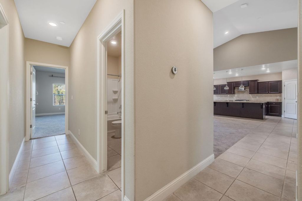 Image 34 of property listing at 2521 N Fontana Street, Visalia, CA 93291