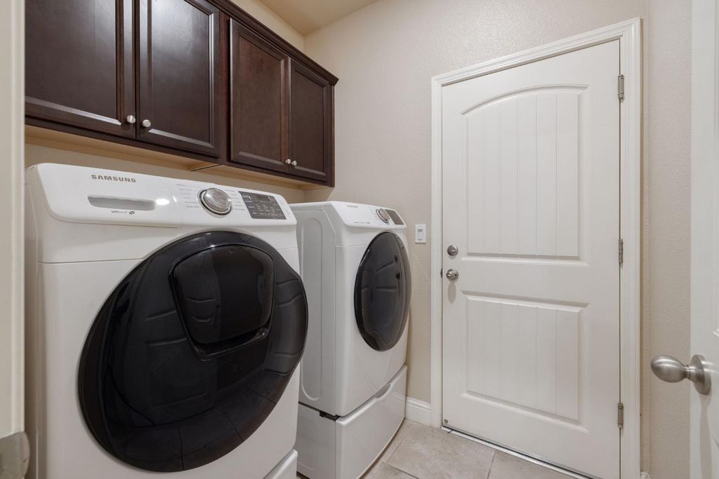 Image 35 of property listing at 2521 N Fontana Street, Visalia, CA 93291