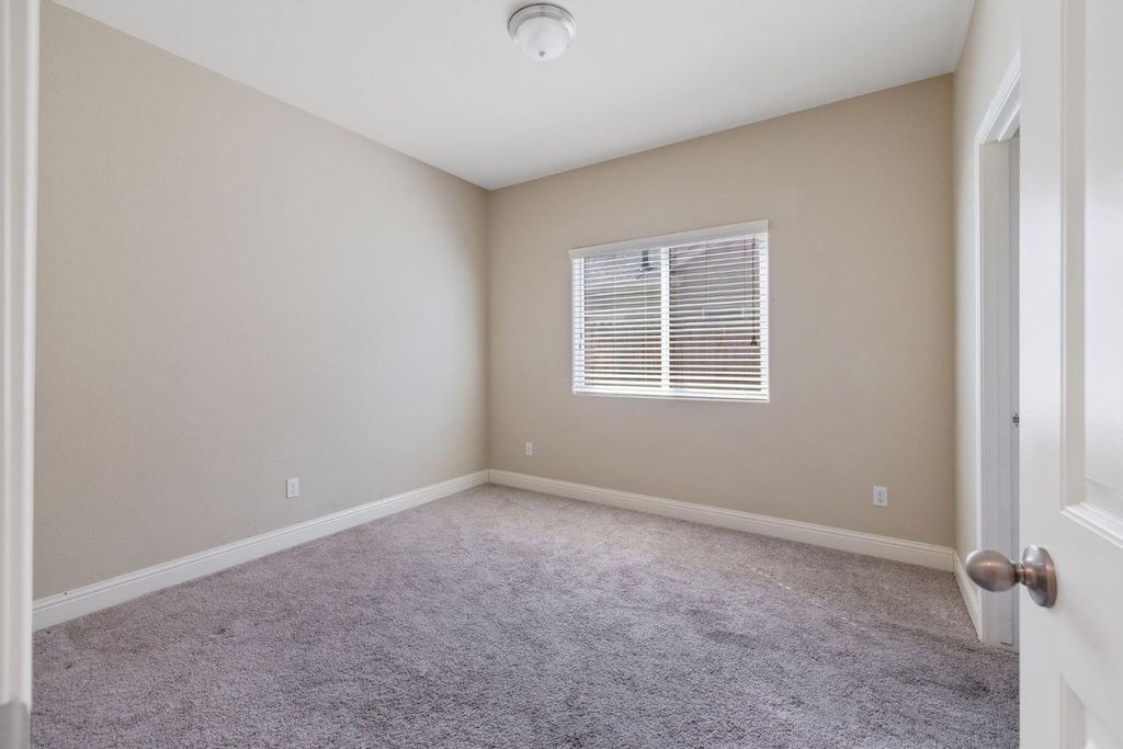 Image 36 of property listing at 2521 N Fontana Street, Visalia, CA 93291