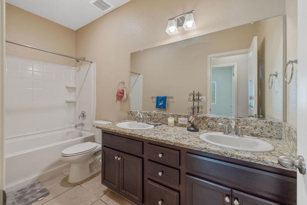Image 37 of property listing at 2521 N Fontana Street, Visalia, CA 93291
