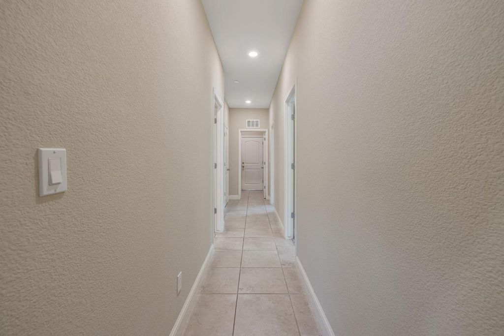 Image 41 of property listing at 2521 N Fontana Street, Visalia, CA 93291