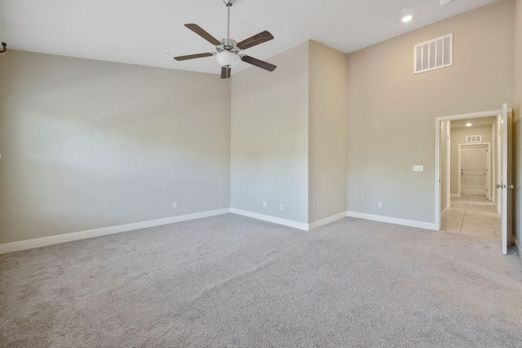 Image 43 of property listing at 2521 N Fontana Street, Visalia, CA 93291