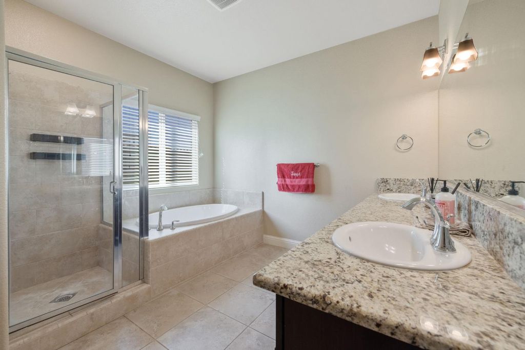 Image 47 of property listing at 2521 N Fontana Street, Visalia, CA 93291