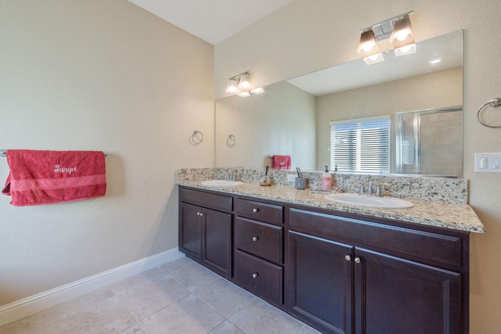 Image 48 of property listing at 2521 N Fontana Street, Visalia, CA 93291