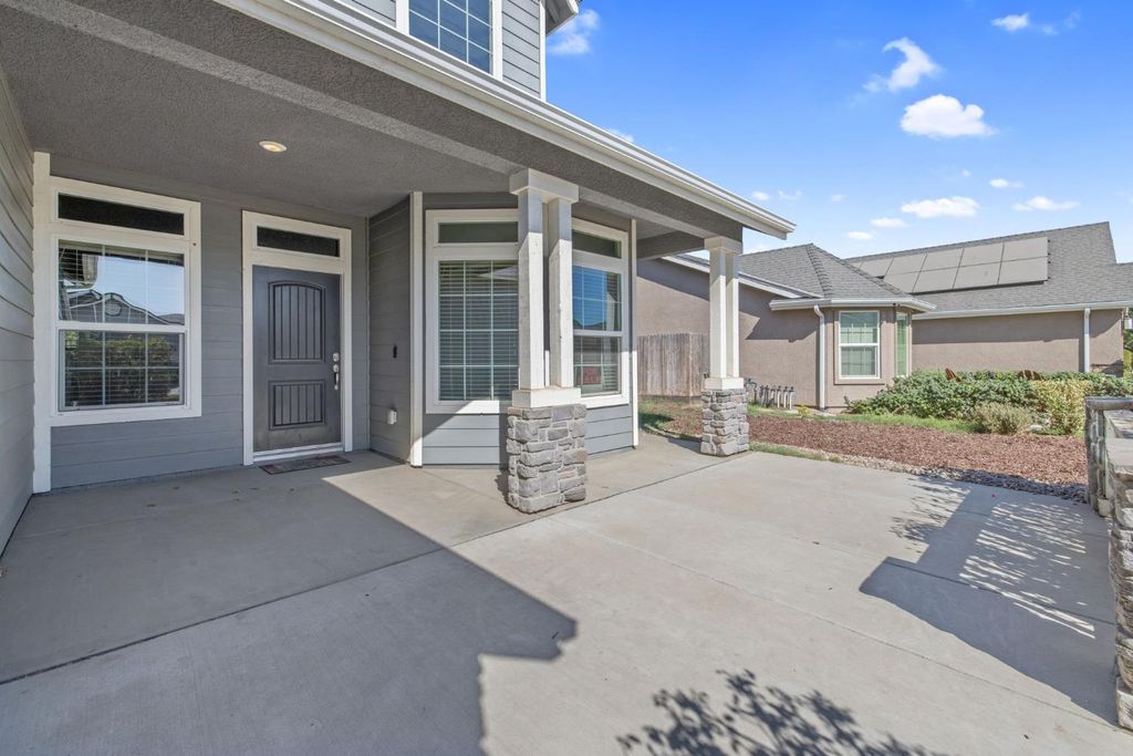 Image 5 of property listing at 2521 N Fontana Street, Visalia, CA 93291