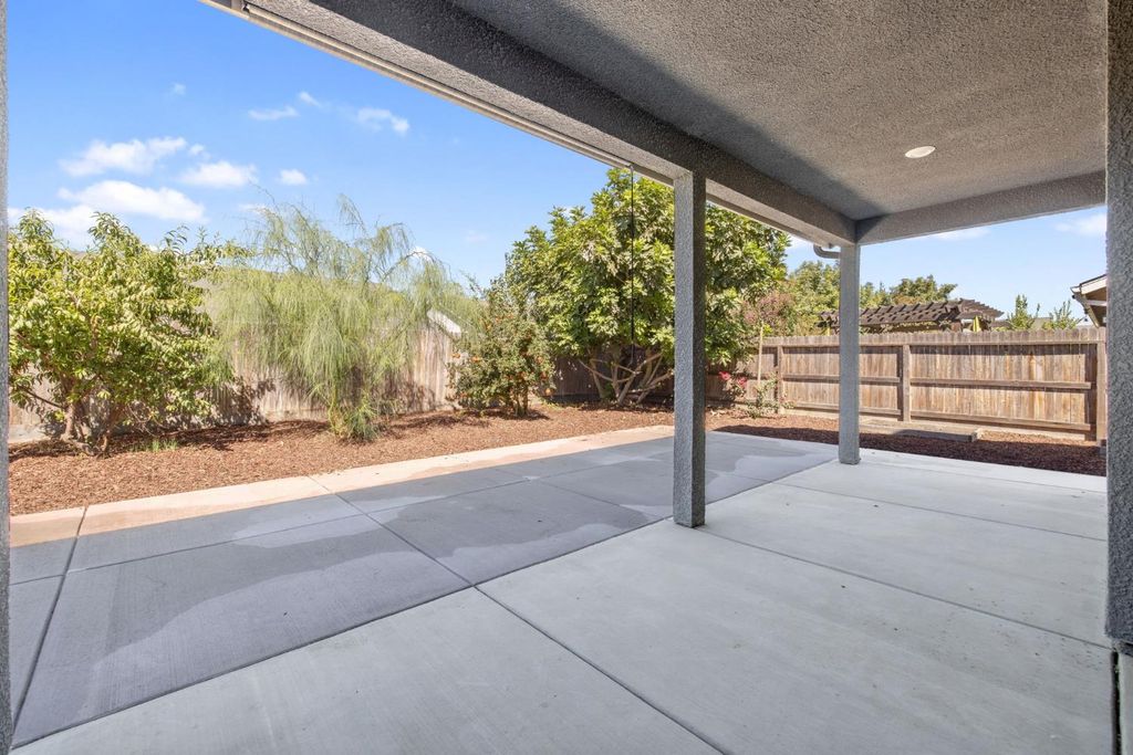 Image 52 of property listing at 2521 N Fontana Street, Visalia, CA 93291