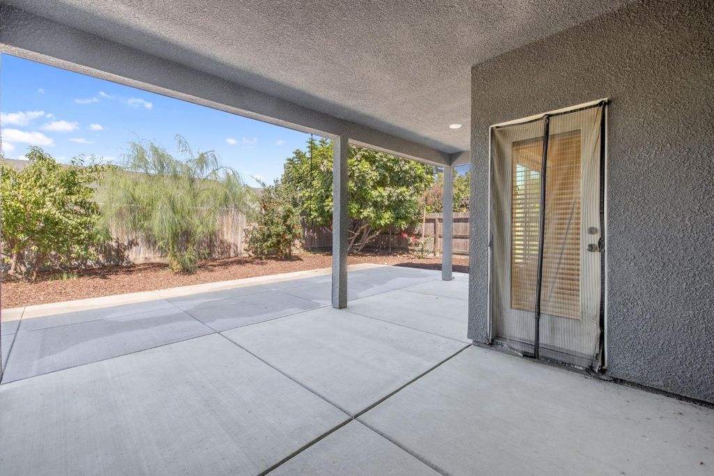 Image 53 of property listing at 2521 N Fontana Street, Visalia, CA 93291