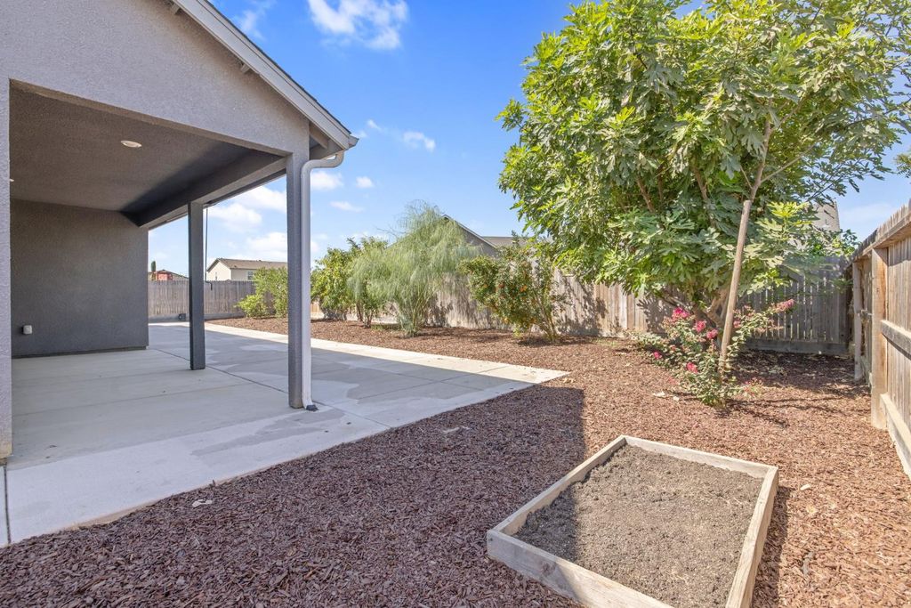 Image 54 of property listing at 2521 N Fontana Street, Visalia, CA 93291