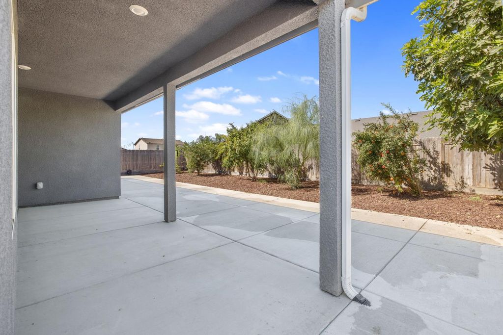 Image 55 of property listing at 2521 N Fontana Street, Visalia, CA 93291