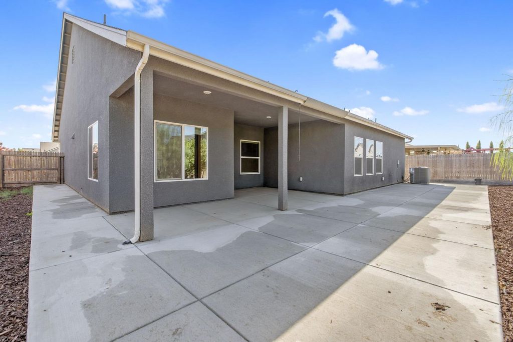 Image 56 of property listing at 2521 N Fontana Street, Visalia, CA 93291