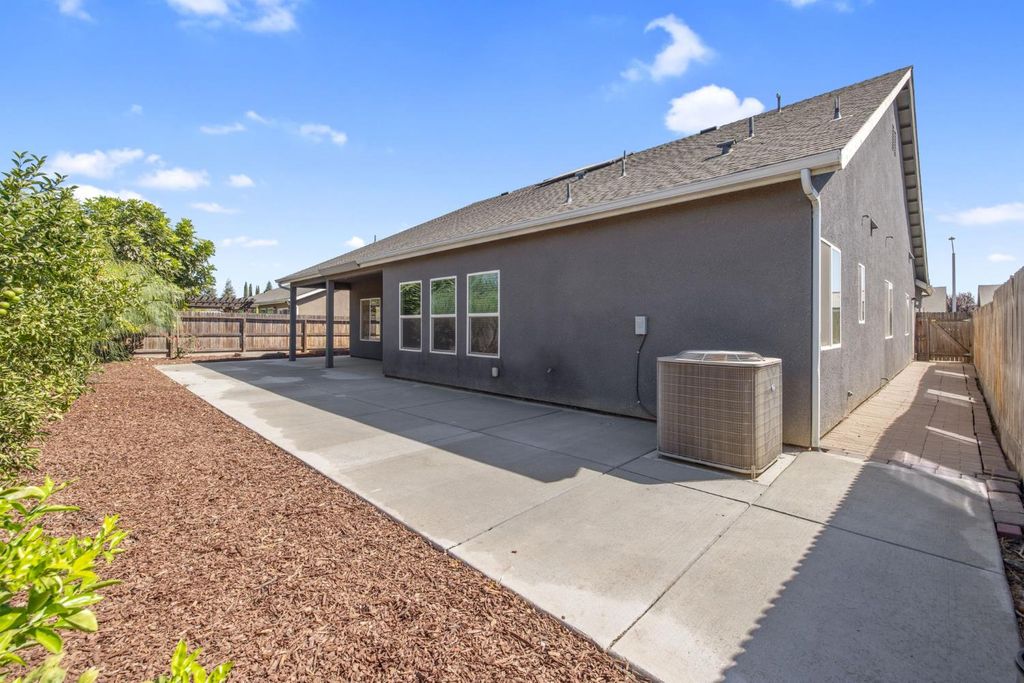 Image 57 of property listing at 2521 N Fontana Street, Visalia, CA 93291