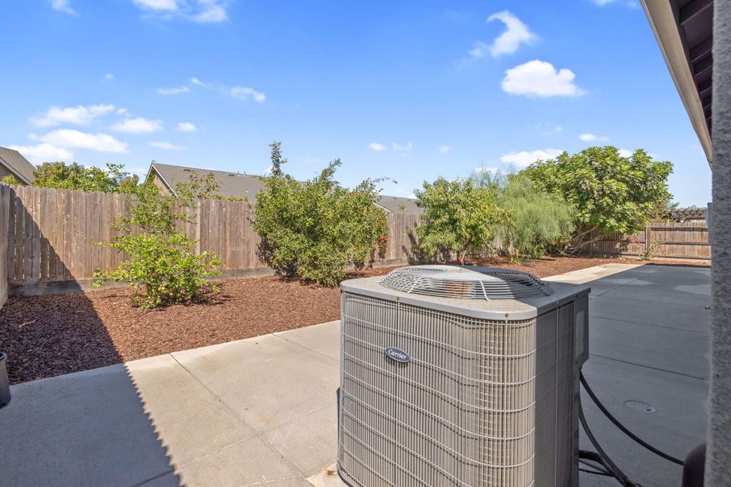 Image 58 of property listing at 2521 N Fontana Street, Visalia, CA 93291