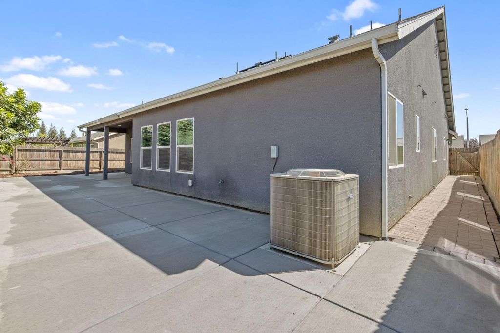 Image 59 of property listing at 2521 N Fontana Street, Visalia, CA 93291