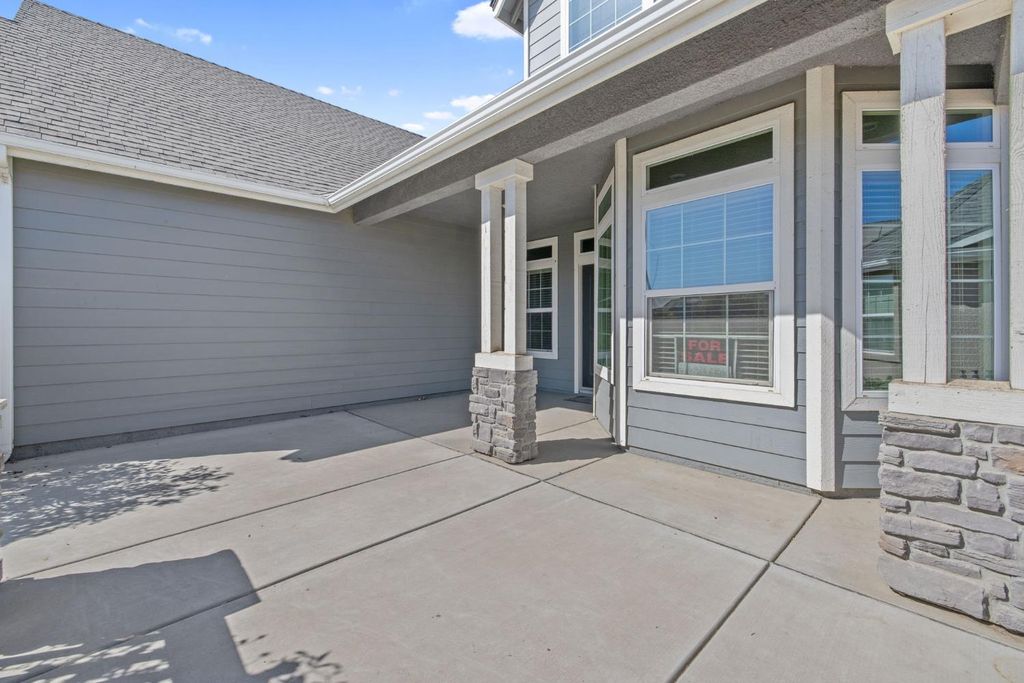 Image 6 of property listing at 2521 N Fontana Street, Visalia, CA 93291