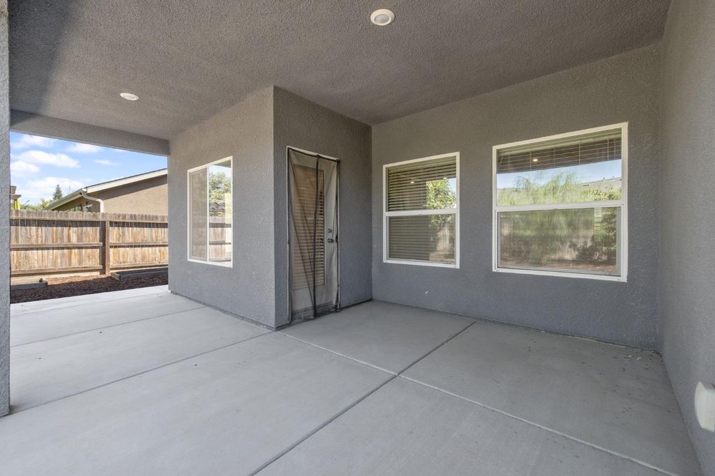 Image 60 of property listing at 2521 N Fontana Street, Visalia, CA 93291