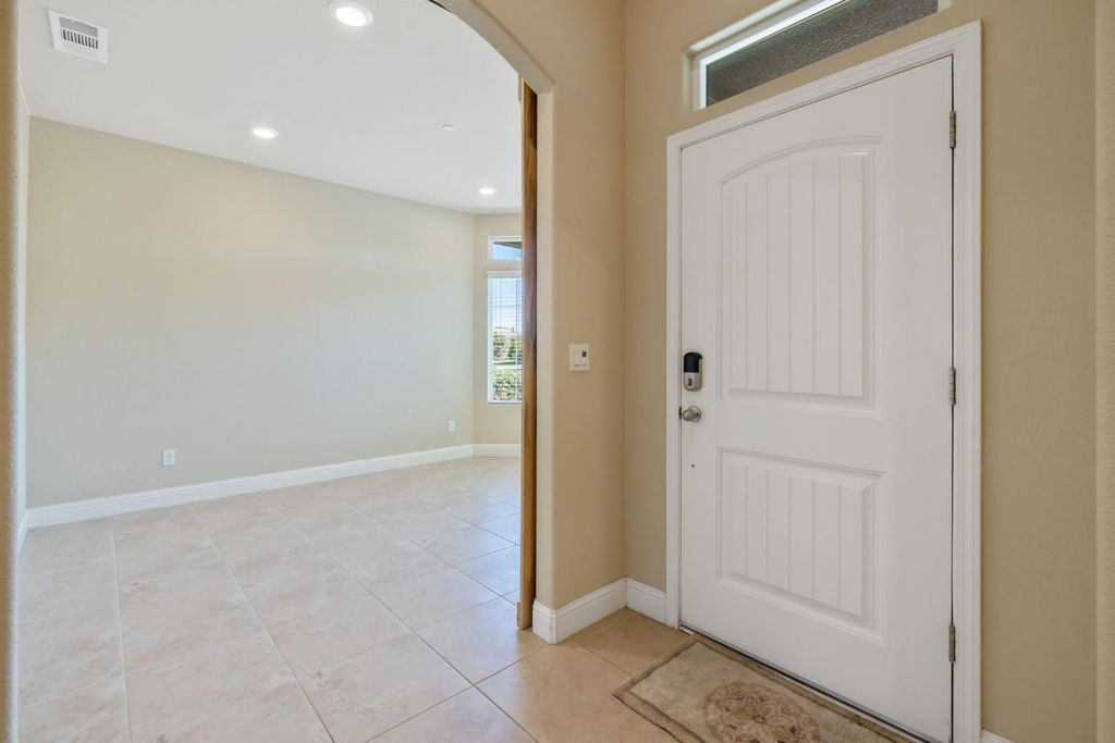 Image 8 of property listing at 2521 N Fontana Street, Visalia, CA 93291