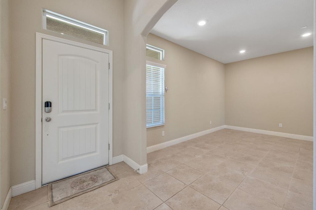 Image 9 of property listing at 2521 N Fontana Street, Visalia, CA 93291