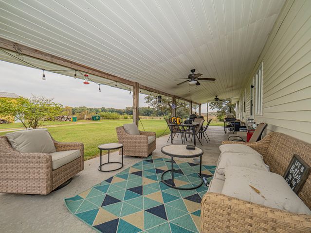 1762 COUNTY ROAD 2715, Moberly, MO 65270