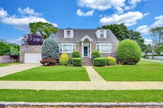 4 Doncaster Road, Malverne, NY 11565