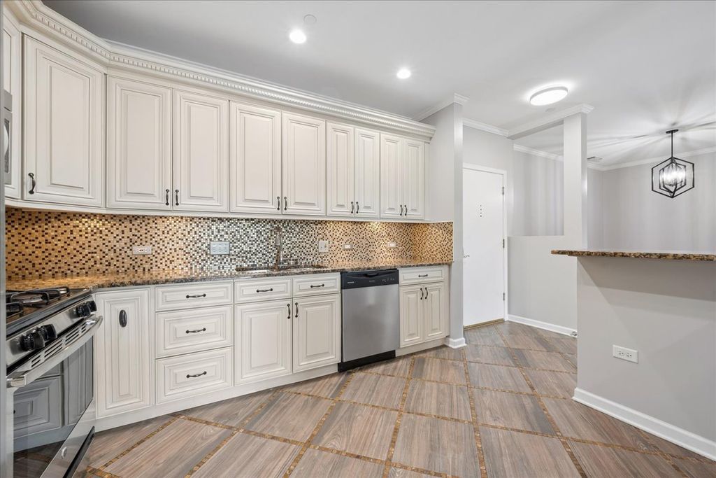 660 McHENRY Road 207, Wheeling, IL 60090 — photo 2