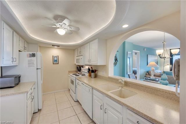 17 Bluebill AVE 904, Naples, FL 34108