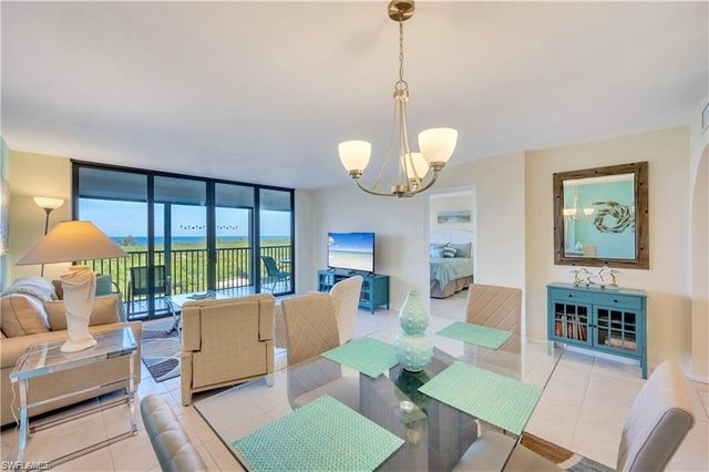 17 Bluebill AVE 904, Naples, FL 34108